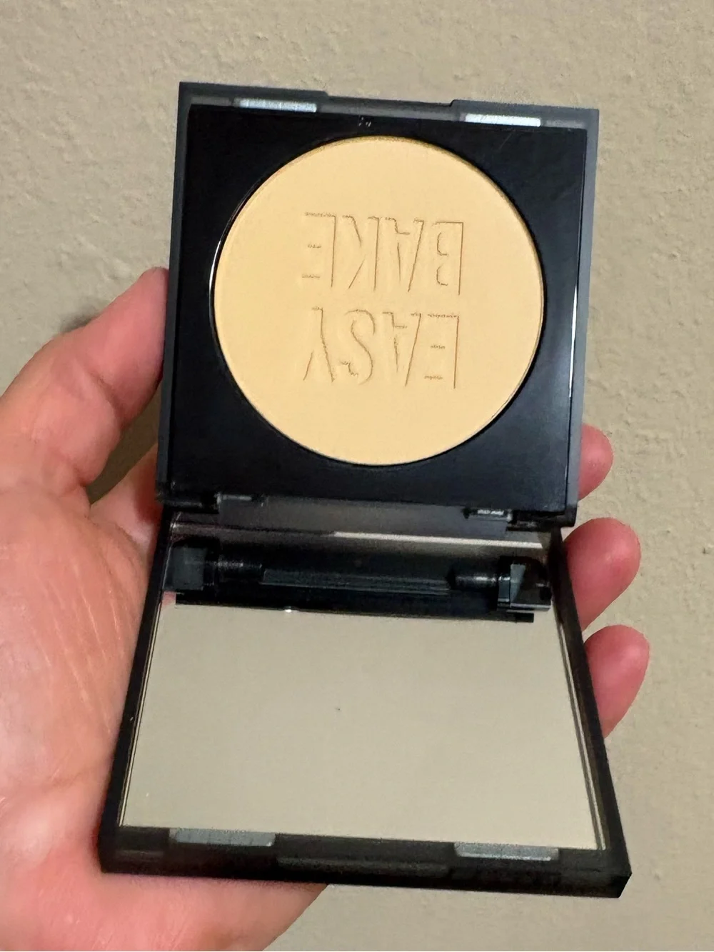 HUDA BEAUTY Easy Bake and Snatch Brightening & Setting Powder -BLONDIE Brand New